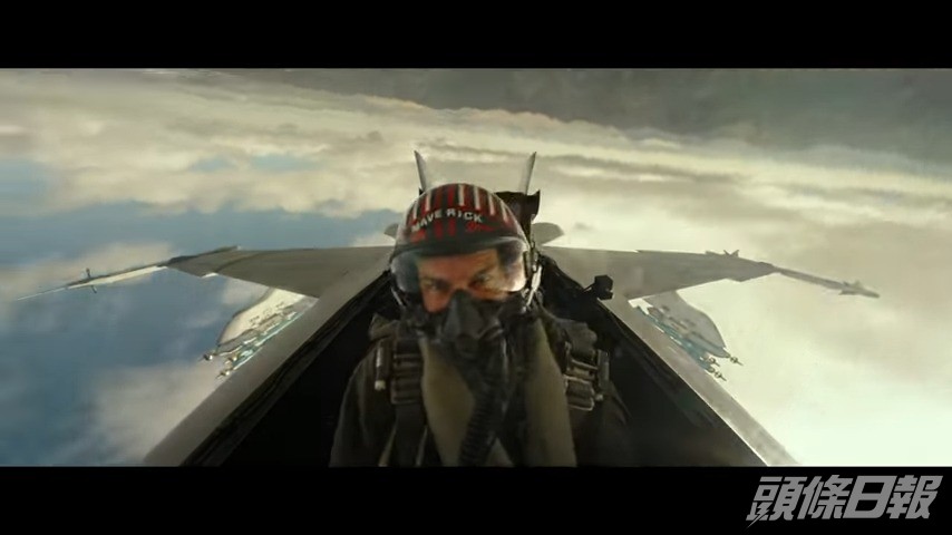 靚佬湯在《壯志凌雲2》負責訓練戰鬥機飛行員。